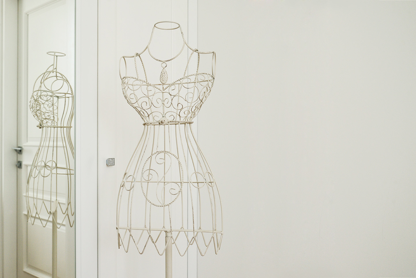 Čo je wireframe a prečo ho potrebujete k vývoju webu 1 Vintage,Metal,Clothing,Mannequin,Display,In,Interior,Girl's,Room,Closeup