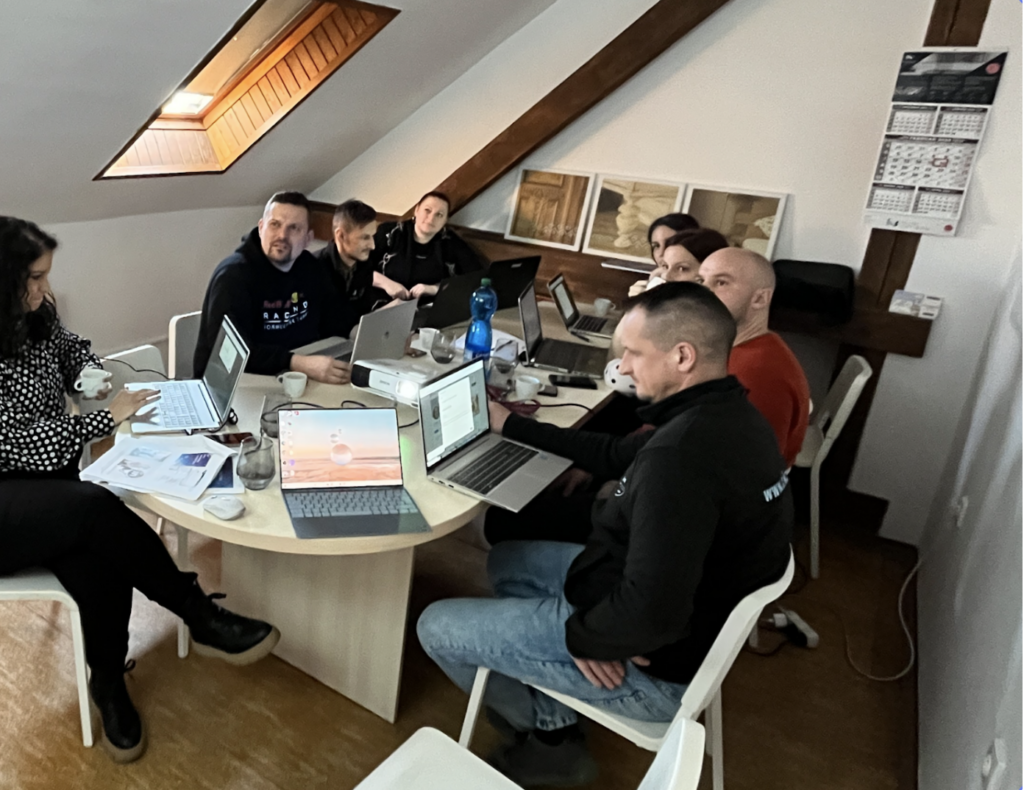 Prečo by ste mali byť na LinkedIn a čo vás bude stáť úspech na tejto platforme 4 Záujem o propagáciu svojej firmy v rámci LinkedIn môžeme vidieť aj na náraste záujmu o naše LinkedIn školenie, kde sa rozoberajú základné nastavenia a stratégie pre úspech na tejto sociálnej sieti. Na obrázku školenie pracovného tímu firmy NIKOMI.