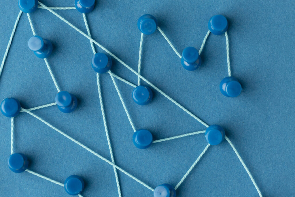 Prečo by ste mali byť na LinkedIn a čo vás bude stáť úspech na tejto platforme 3 abstract networking concept still life composition