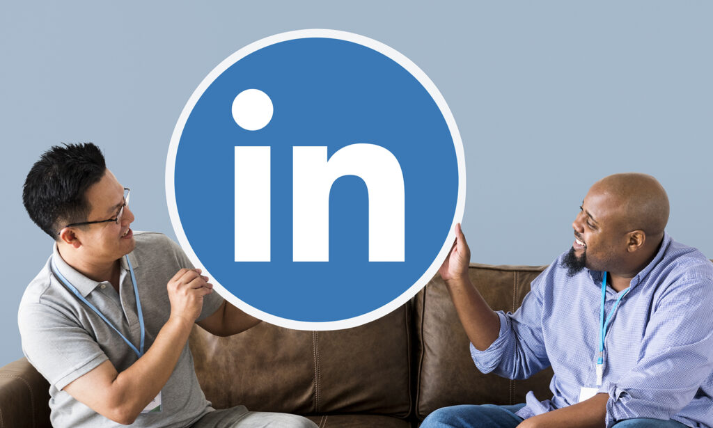 Prečo by ste mali byť na LinkedIn a čo vás bude stáť úspech na tejto platforme 1 people holding linkedin logo